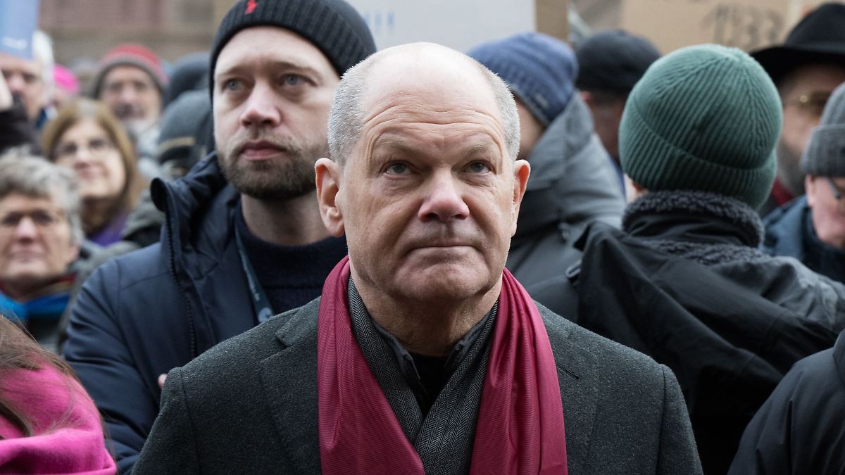 Berlin & Brandenburg: Ex-Kanzler eröffnet Ausstellung gegen Rechtsextremismus