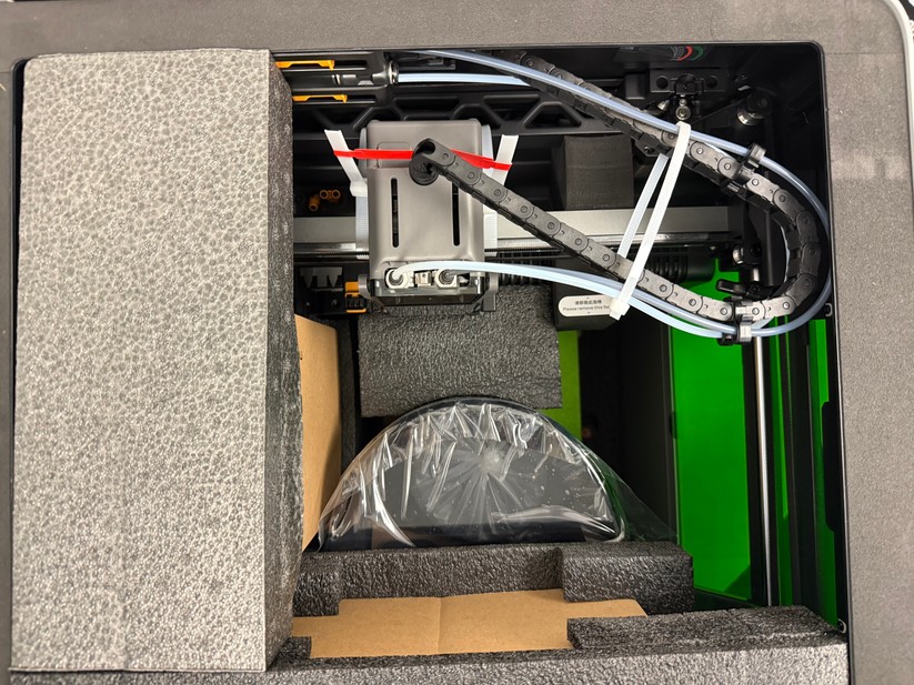 Klug gepackt: Der Materialwechsler AMS und weiteres Zubehör sind sicher im Inneren des Druckers verbaut.