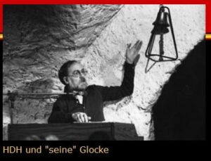 Hanns Dieter Hüsch und seine Glocke, die er dem Mainzer Unterhaus zu dessen Gründung vermachte. - Foto: Mainzer Unterhaus 