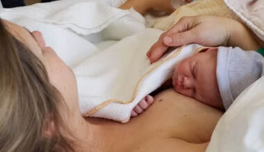  Geburt im Auto: Baby kommt auf Rücksitz zur Welt