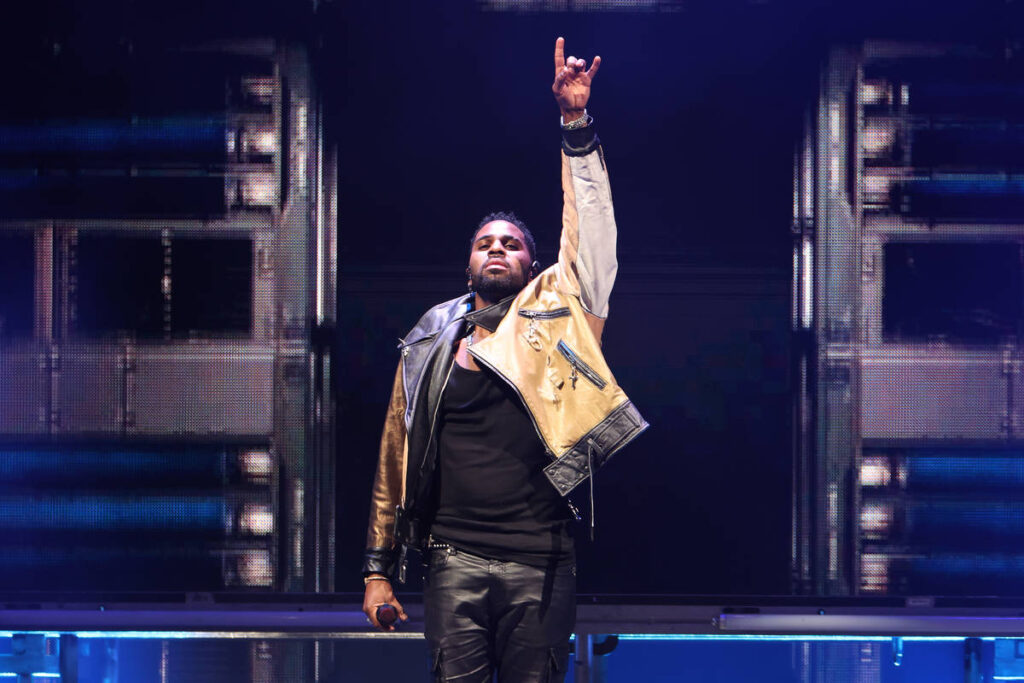 Jason Derulo auf der Bühne mit hochgestrecktem Arm in Washington, DC im Jahr 2024