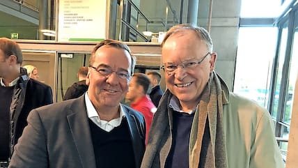 Zehn Jahre gemeinsam auf der Regierungsbank in Hannover – und mitunter auch im Stadion: Boris Pistorius und Stephan Weil beim Pokalspiel Hannover 96 - Borussia Dortmund im Oktober 2022.