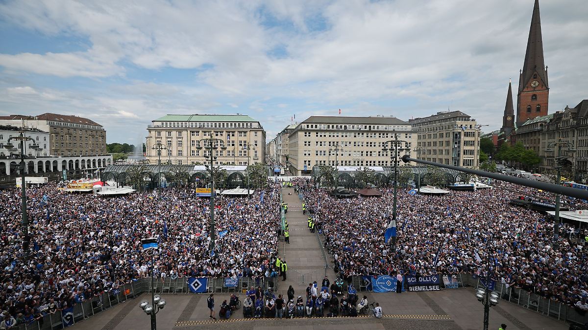 Hamburg & Schleswig-Holstein: Aufstiegsparty: HSV verwandelt Innenstadt in Partymeile