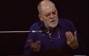 Hanns Dieter Hüsch mit typischer Mimik und Gestik bei einem seiner "Konzerte". - Screenshot: gik via Youtube