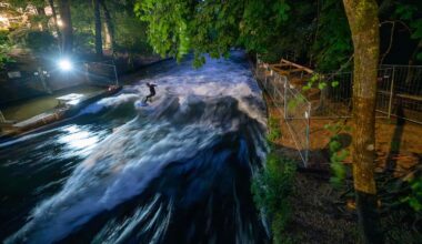 Bayern: Surfer auf gesperrter Eisbachwelle unterwegs