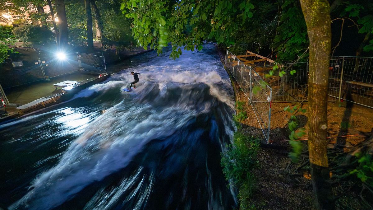 Bayern: Surfer auf gesperrter Eisbachwelle unterwegs