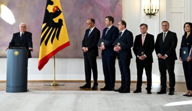 Nach Kanzlerwahl: +++ „Demokratie legitimiert sich auch durch Erfolg“ – Steinmeier gibt Kabinett Mahnung mit auf den Weg +++