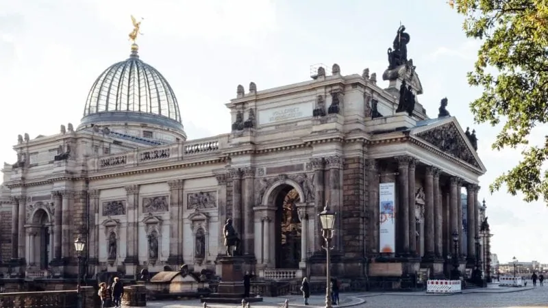 Kunsthalle im Lipsiusbau mit Glaskuppel in Dresden