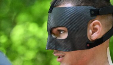 Tim Lemperle trägt eine Gesichtsmaske.