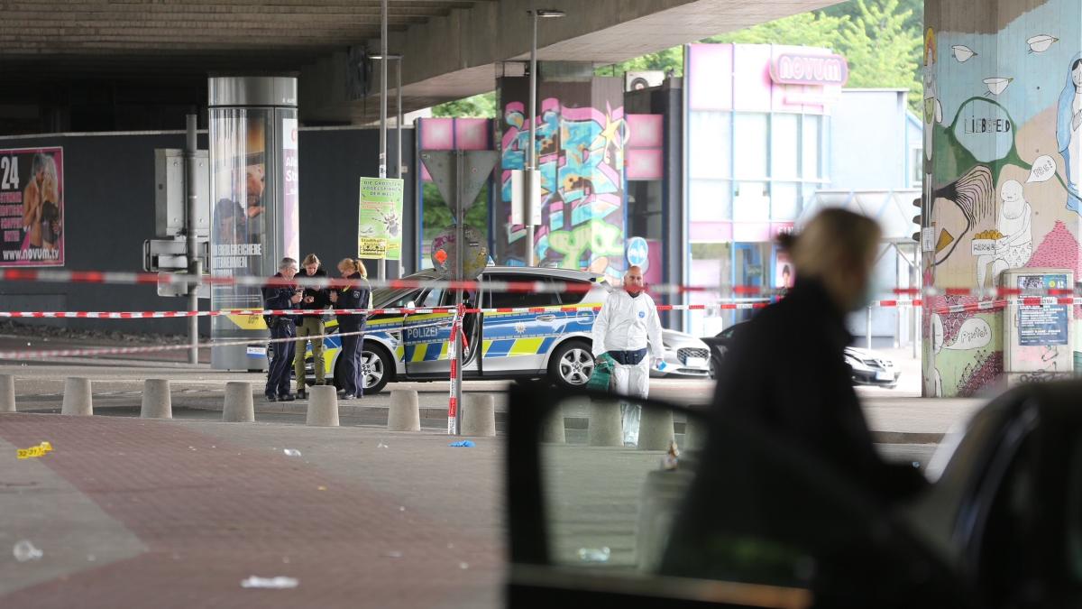 Nordrhein-Westfalen: Fünf Verletzte bei Angriff vor Bielefelder Bar – Polizei geht von Anschlag aus, Täter ist flüchtig