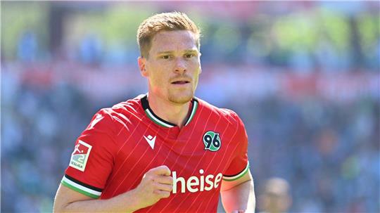 Halstenberg vor Absprung bei Hannover 96