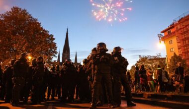 1. Mai in Berlin: Als eine Grußbotschaft der Ex-Terroristin verlesen wird, klatscht die Menge