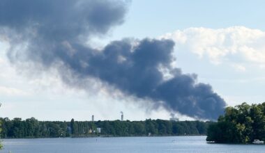 Berlin & Brandenburg: Brand in Kleingartensiedlung greift auf Lagerhalle über