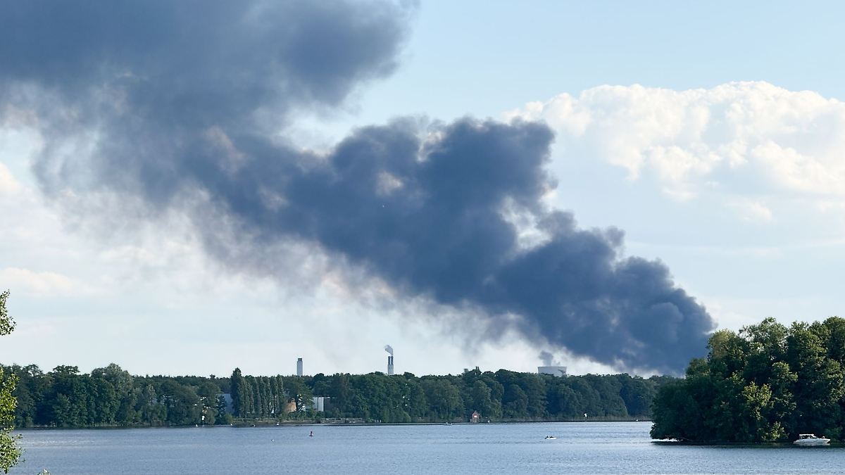 Berlin & Brandenburg: Brand in Kleingartensiedlung greift auf Lagerhalle über