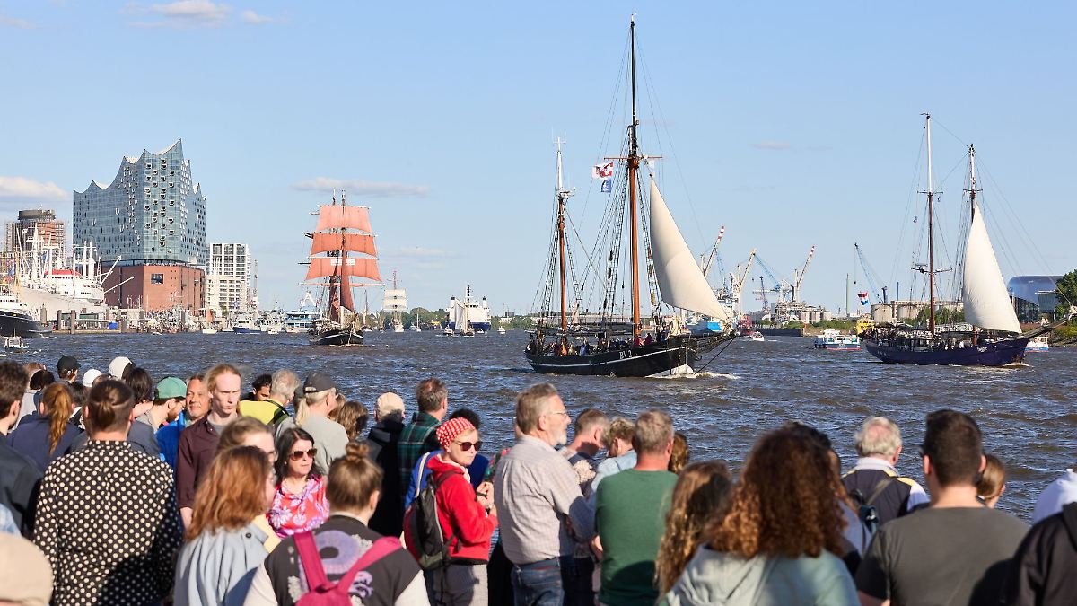 Hamburg & Schleswig-Holstein: Bunte Schiffsparade eröffnet 836. Hafengeburtstag