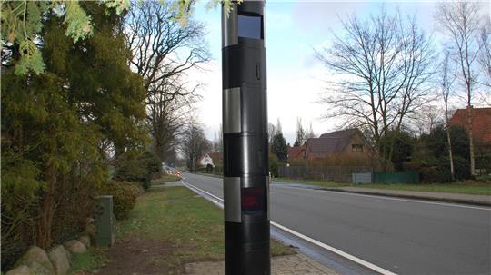Mehrere solcher Blitzersäulen, wie hier in Sauensiek zu sehen, sollen im Landkreis Cuxhaven installiert werden. (Archivbild)
