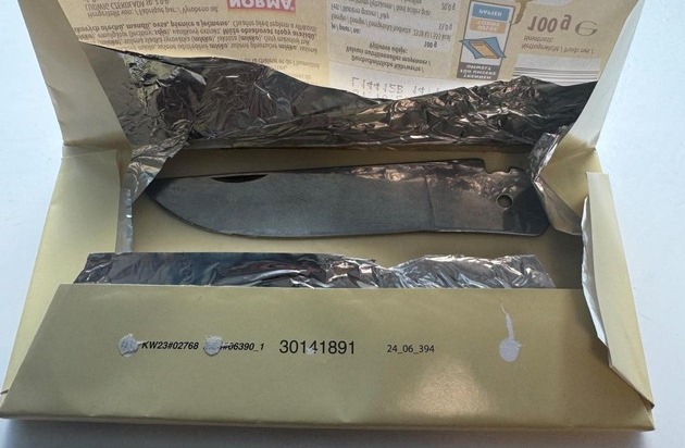 BPOL-HH: (FOTO) Bundespolizei am Hamburg Airport: Messerklinge in Schokoladentafel ...