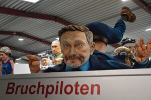 Die Bruchpiloten der FDP nach dem Ampel-Aus in Berlin: So sahen die Mainzer Narren Bundesfinanzminister Christian Lindner auf ihrem Fastnachts-Motivwagen. - Foto: gik