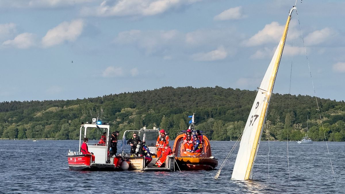 Berlin & Brandenburg: Bootsunfall: Wasserwacht rettet Person vor dem Ertrinken