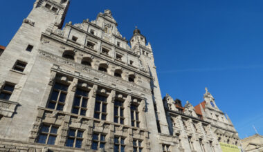 Frontfassade Neues Rathaus, blauer Himmel.