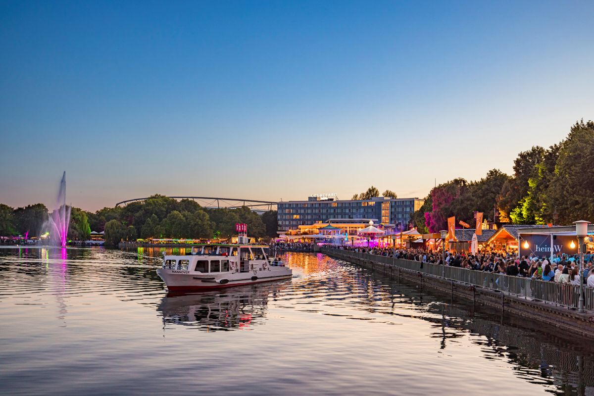 Nordufer am Abend zum Maschseefest