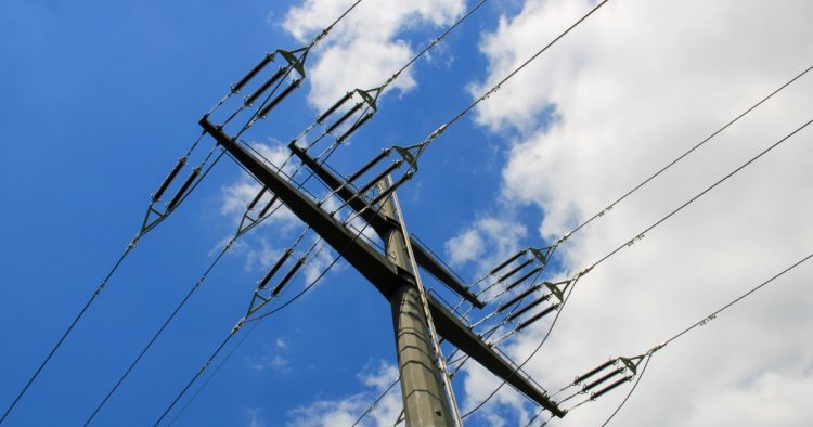 Symbolbild Strom-Mast während Blackout (Bild: NickyPe@Pixabay)