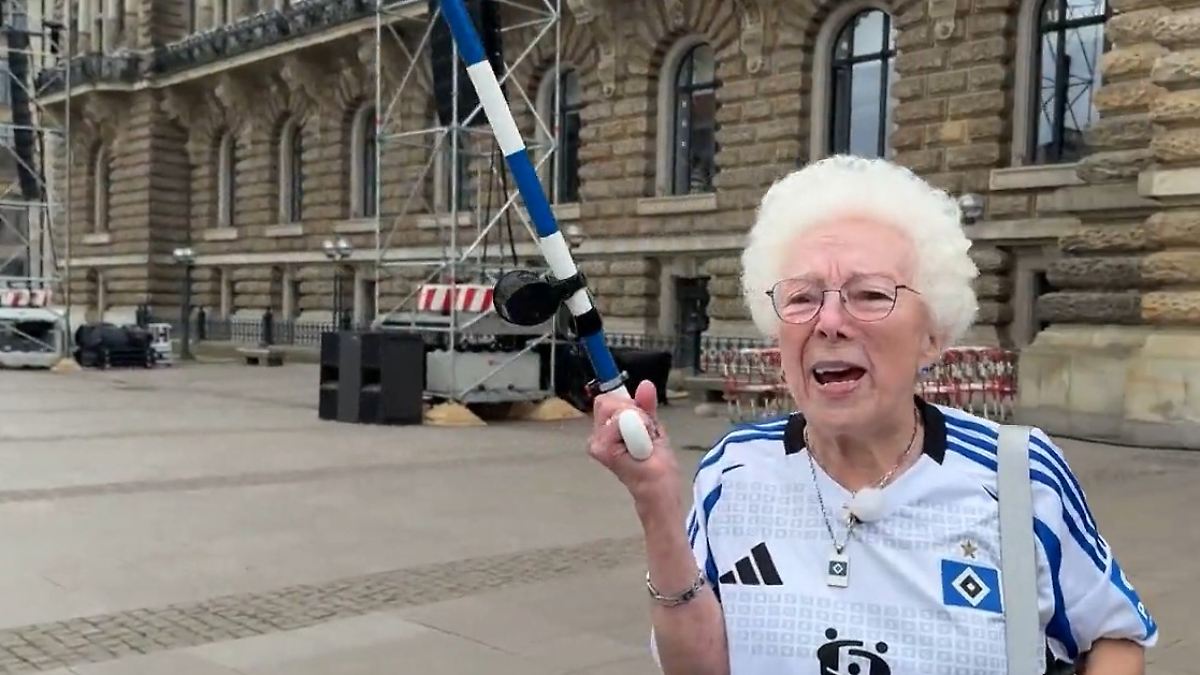 Aufstiegsparty in Hamburg: Kult-Fan "Oma Eva" heizt HSV-Anhängern ein