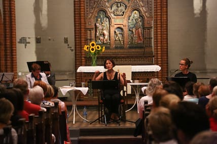 War schon mal bei uns in der Stadt: Im Jahr 2016 hat Krimiautorin Tess Gerritsen in der Apostelkirche gelesen. Damals hat sie das Buch „Totenlied“ vorgestellt.