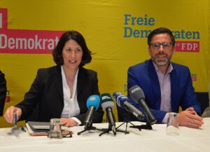 Einigung nach hartem Machtkampf: Wirtschaftsministerin Daniela Schmitt und der inzwischen neue Justizminister Philipp Fernis beim Waffenstillstand Ende März in Mainz. - Foto: gik