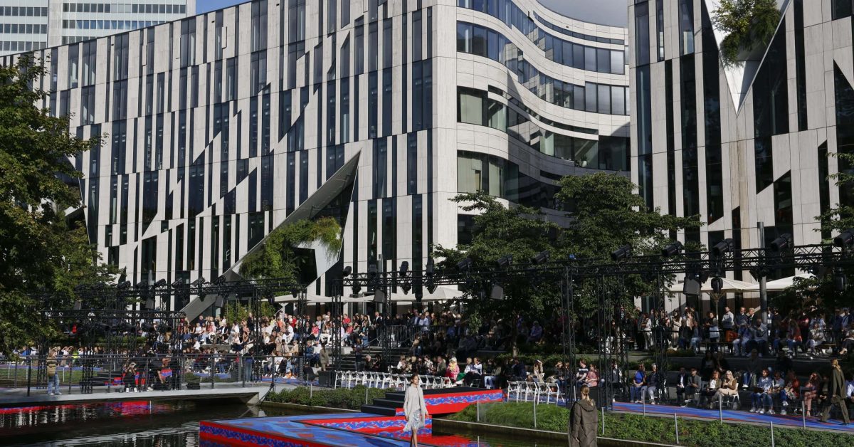 Düsseldorf: Open-Air-Programm am Kö-Bogen - Salsa, Kulinarik, Events