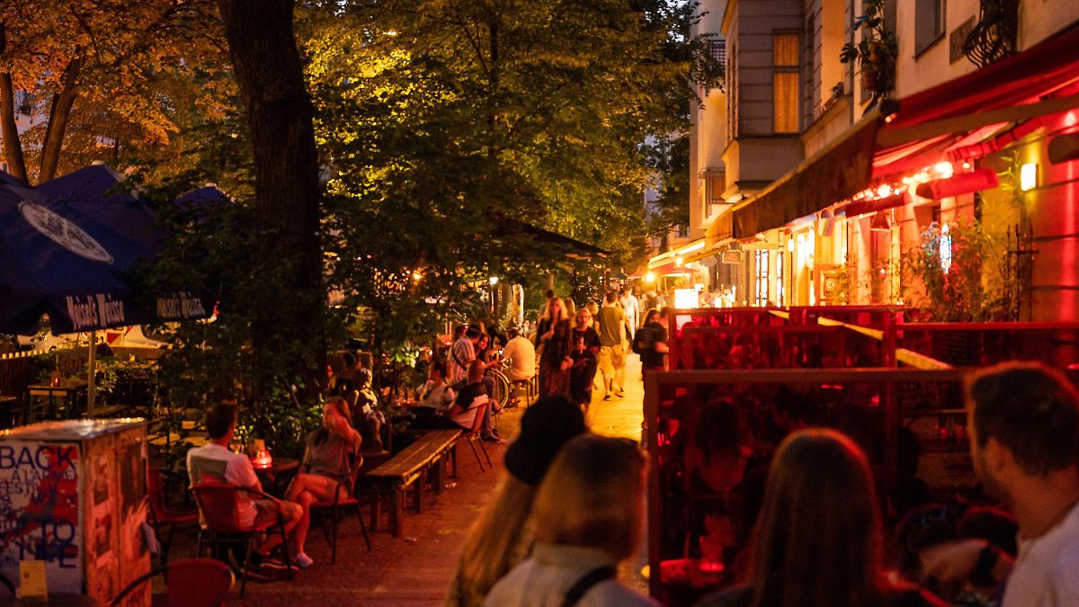 Berlin & Brandenburg: Polizei verteilt Info-Karten zur Sicherheit in Partykiezen