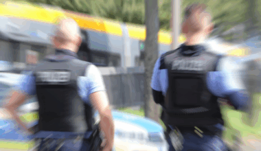 Polizeibeamte in Uniform auf der Straße, verschwommenes Bild.