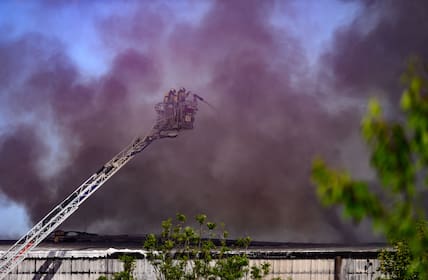 Großbrand in Dresden: Auf einem Wertstoffhof brennt eine Halle.