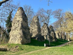 Die Römersteine in Mainz-Zahlbach präsentieren sich seit Anfang 2025 deutlich gepflegter als zuvor. - Foto: gik