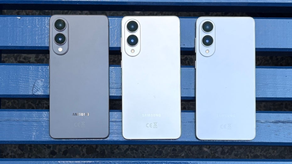 Drei Smartphones liegen nebeneinander.