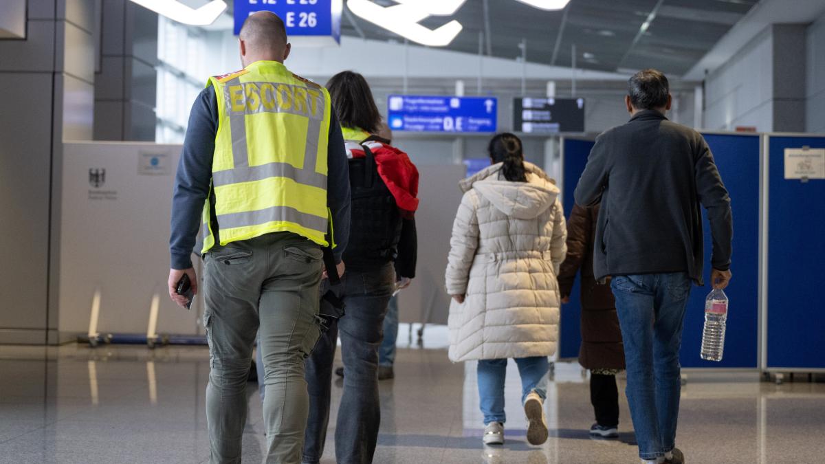 Medienbericht: So viele Menschen wurden im ersten Quartal aus Deutschland abgeschoben