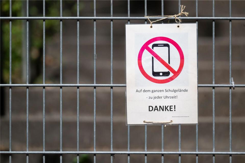 Schülerinnen und Schüler in der Stadt Bremen müssen ihr Handy im neuen Schuljahr ausgeschaltet in der Tasche lassen. (Symbolbild)Marijan Murat/dpa