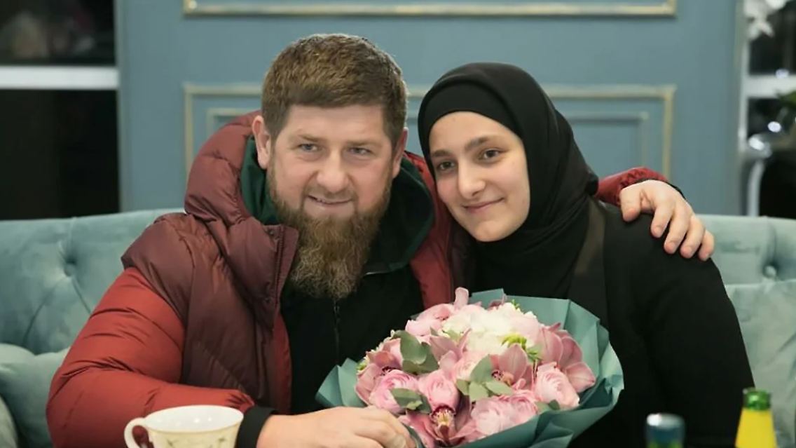Ramsam Kadyrow mit seiner Tochter Aishat Kadyrova.