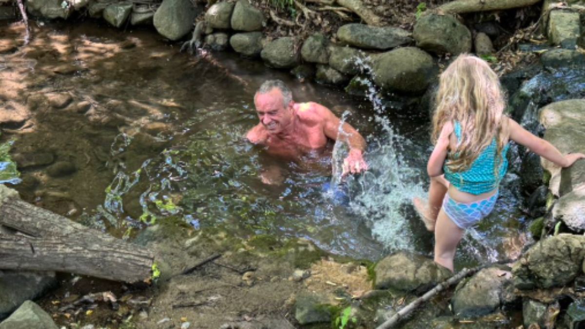 Post zeigt verbotenes Vergnügen: US-Gesundheitsminister badet in verseuchtem Bach
