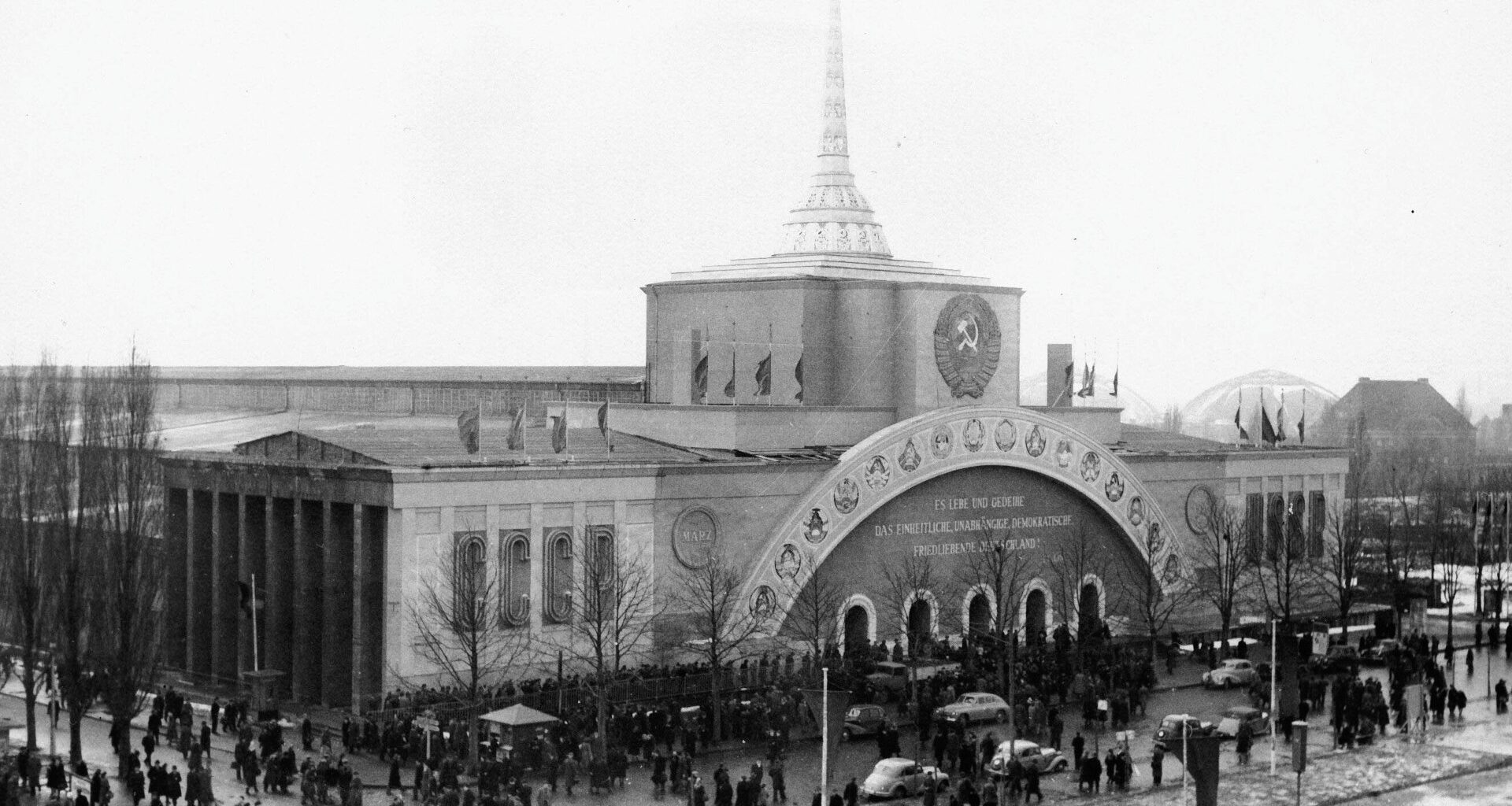 Der Sowjetische Pavillon auf dem Ausstellungsgeländer der Technischen Messe zur Frühjahrsmesse 4. bis 11. März 1951. Stadtarchiv Leipzig, 0563 (Fotosammlung), Nr. 5272. Foto: Alfons Trapp