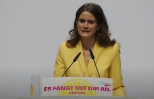 FDP-Newcomerin Susanne Seehofer am Samstag bei ihrer Bewerbungsrede für das FDP-Präsidium auf dem Parteitag in Berlin. - Screenshot: gik 