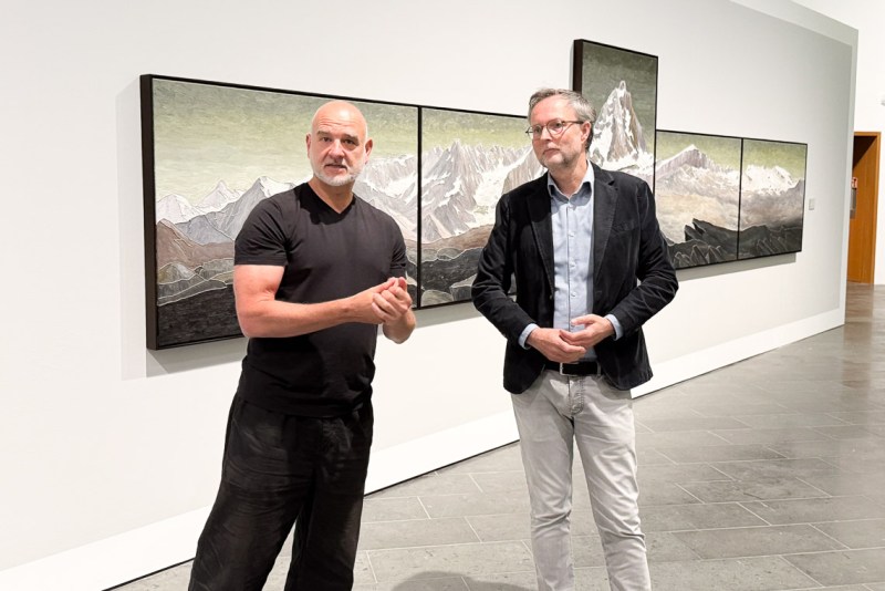 Der Künstler Sven Brühl im Dialog mit Journalisten und Museums-Direktor Dr. Andreas Henning. ©2025 Volker Watschounek
