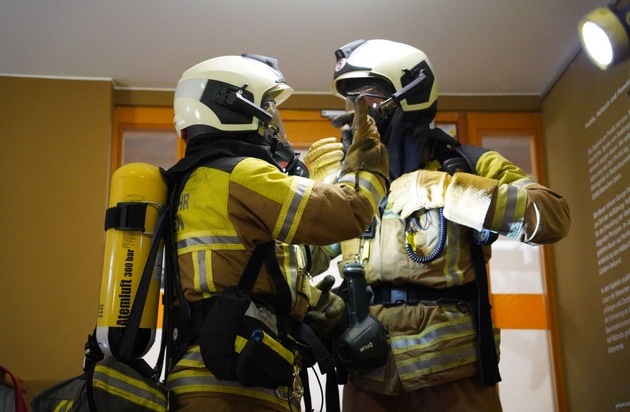FW Dresden: Einsatzkräfte finden leblose Person nach Brand in einer Wohnung