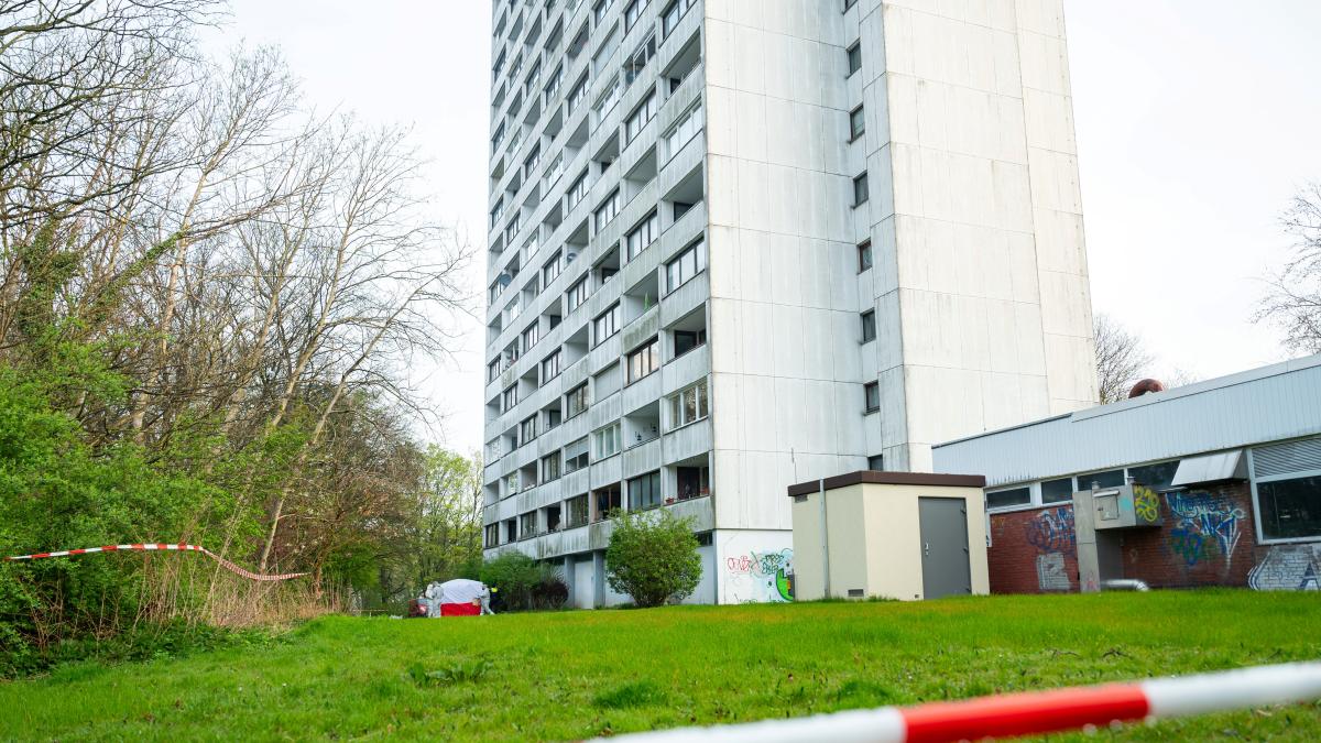 Tödlicher Balkonsturz: Nach Tod von 15-Jährigem in Hamburg sind fünf junge Männer in Haft