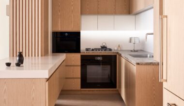 Brutalismus trifft auf Licht, Holz und Spiegel: Dieses Appartement in New York steckt voller Stauraum und Wärme