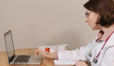 Bildbeschreibung: Eine Ärztin die an einem Laptop sitzt.