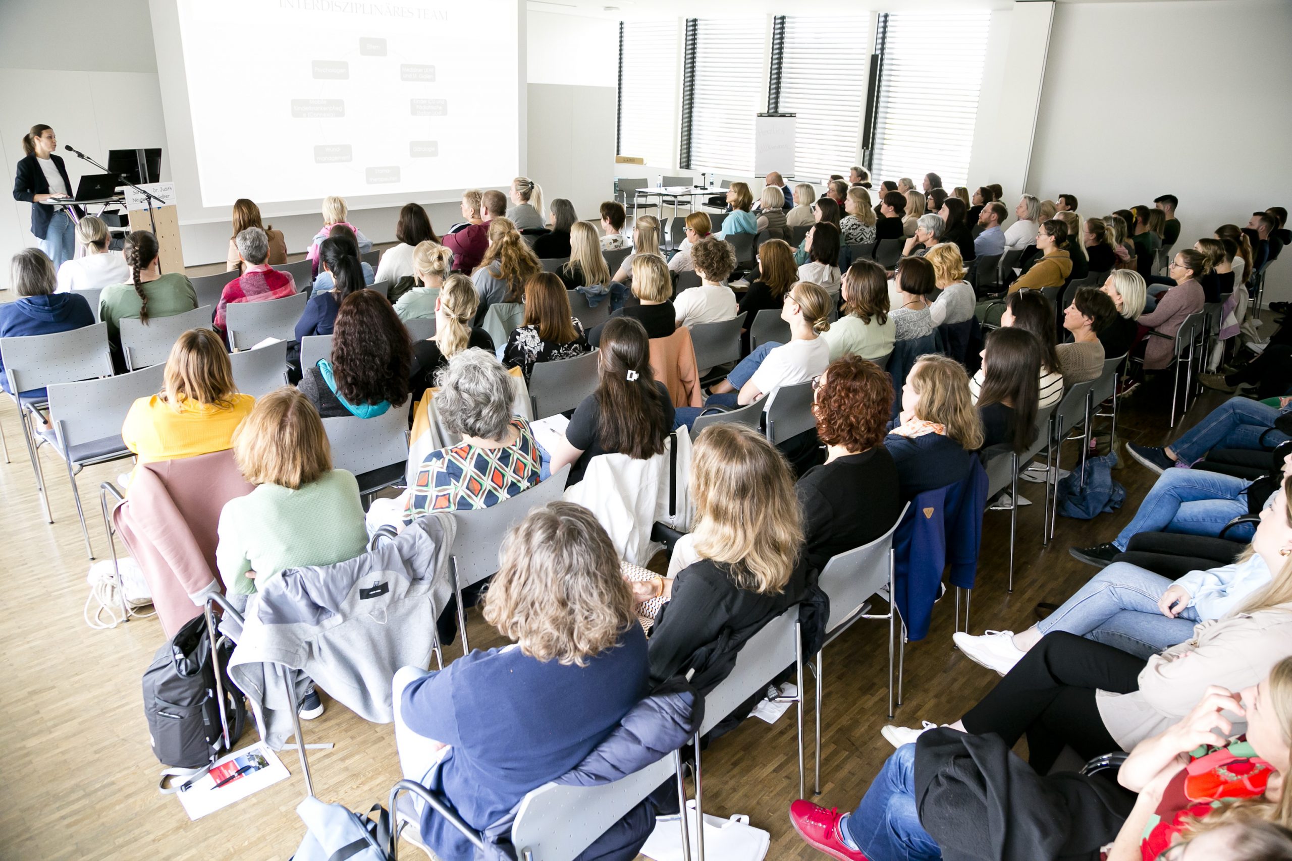 Beim Vorarlberger Pädiatrischen Pflegetag im LKH Feldkirch informieren sich Fachleute aus dem Bereich der Kinder- und Jugendheilkunde; 