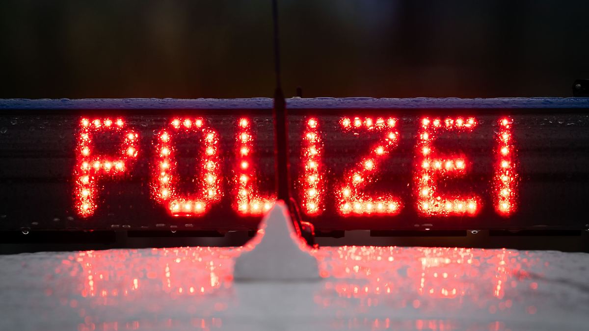 Berlin & Brandenburg: Angreifer gehen in Berlin-Neukölln auf Auto und Fahrer los