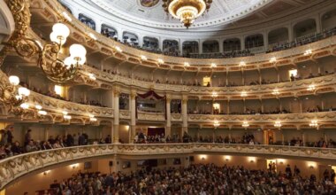 Blick in den prunkvollen Zuschauerraum der Semperoper Dresden – ein Meisterwerk der Architektur und Bühne für erstklassige Konzerte im Sommer 2025.