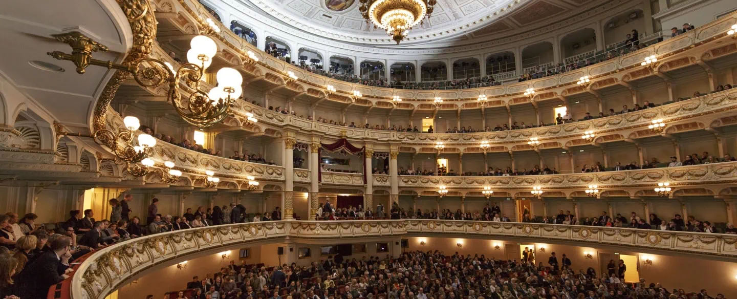 Blick in den prunkvollen Zuschauerraum der Semperoper Dresden – ein Meisterwerk der Architektur und Bühne für erstklassige Konzerte im Sommer 2025.